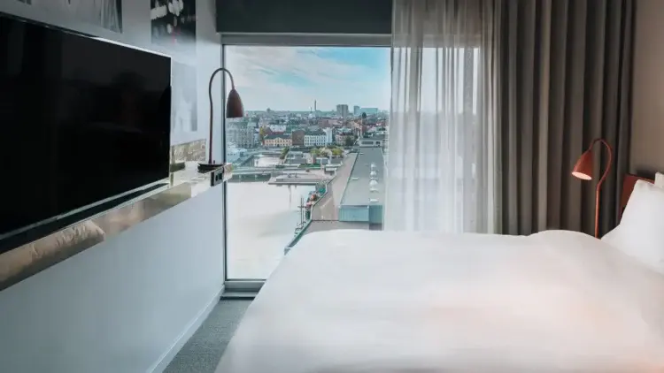 MMXJD-P0126-King-Bed-City-View.16x9.jpg
